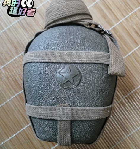 55赛璐璐(高分子)水壶,抗美援朝时期缴获...
