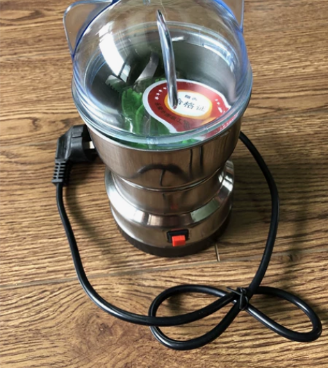 出一个不锈钢小型磨粉机，全新未使用，需要的...