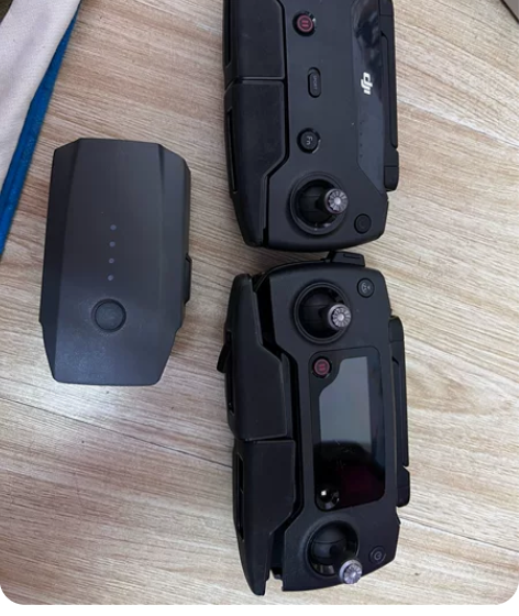 大疆无人机遥控器、电池配件，有一个遥控器掉...