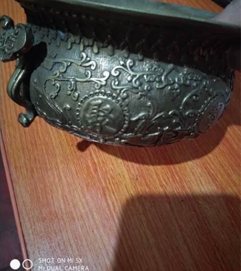 一个纯铜香熏炉，一个朋友转手来的，急于出手...