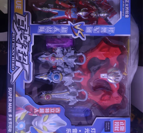 奥特曼，百变超人，四个人物+武器，武器带灯...