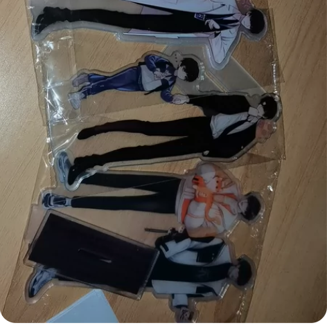 出三个立牌，全新，未撕膜 两个朝俞的立牌，...