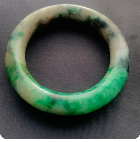 老坑翡翠特色手镯，带着一抹阳绿，无论灯光下...