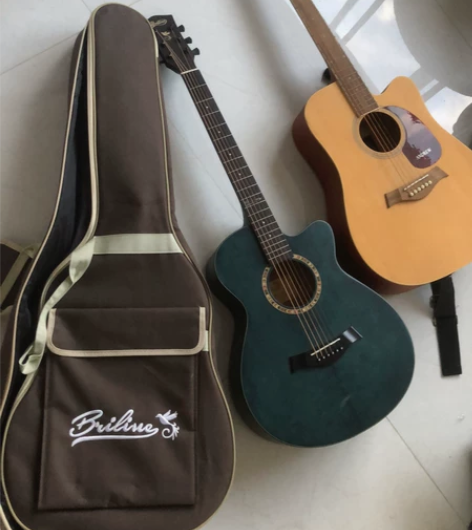 两把吉他，一把琴头被我撞了，一把弦绣了 感...