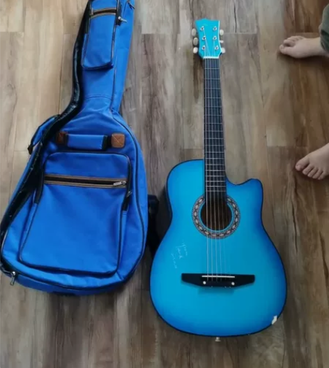 吉他带琴包,有小瑕疵,琴包稍微发霉。洗洗就...