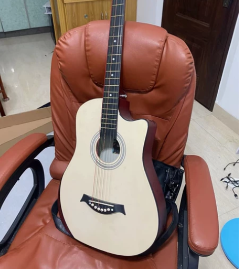 吉他大学在琴行自买来学着弹的,结果现在工作...