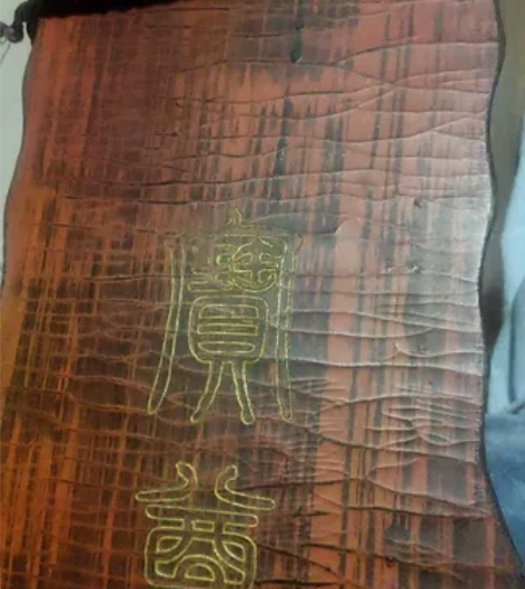一眼万年好看的陈列古琴。古代漆皮工艺陈列用...