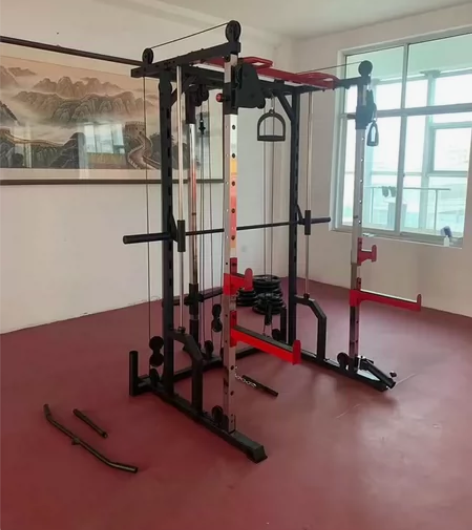 处理一台家用家用综合训练器自由深蹲卧推架健...
