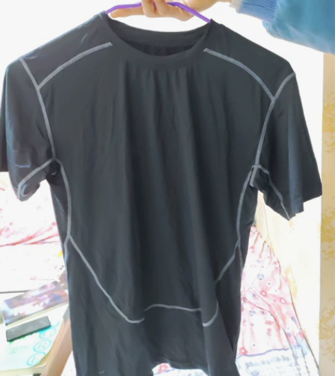 黑色紧身T恤，仅试穿过，L码。 感兴趣的话...