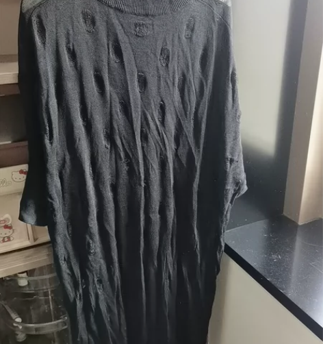 黑色罩衫里面要穿打底，有稍微勾丝 感兴趣的...