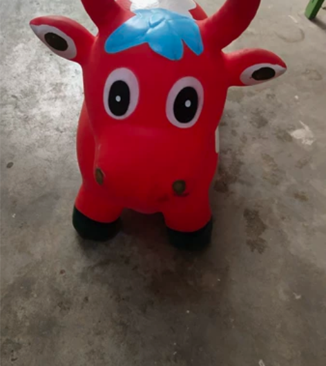 摇摇马玩具， 红色小牛造型， 颜色鲜艳，孩...