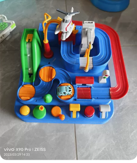 汽车大闯关，两辆车轿车客车，红色弯道接口轻...