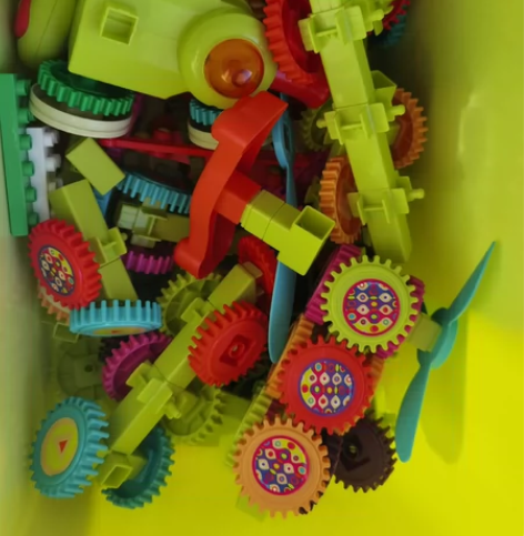 纽奇齿轮遥控车，买完就拼过一次 感兴趣的话...