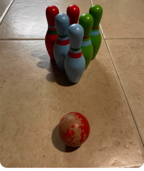 实木保龄球玩具，球有点掉漆，其它都完好，瓶...