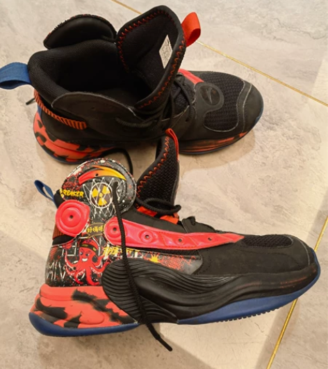 在万达茂专柜购买，好几百入的。孩子只穿过两...