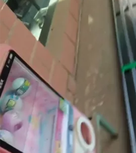 9.5成新泡泡龙扭蛋机扭卡机 去年6月买的...