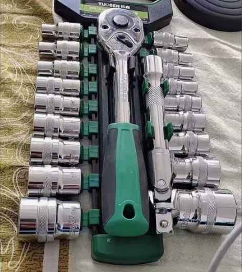 【清仓包邮】全新正品汽车维修工具套筒棘轮扳...