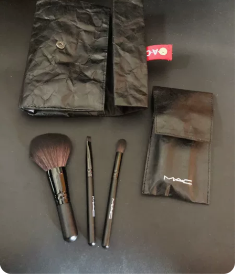 MAC 化妆套刷 一共三支刷子，满足不同化...