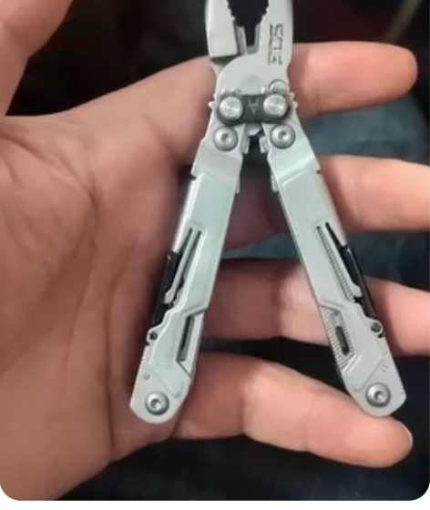 进口品牌SOG多功能钳，尺寸小巧方便携带。...