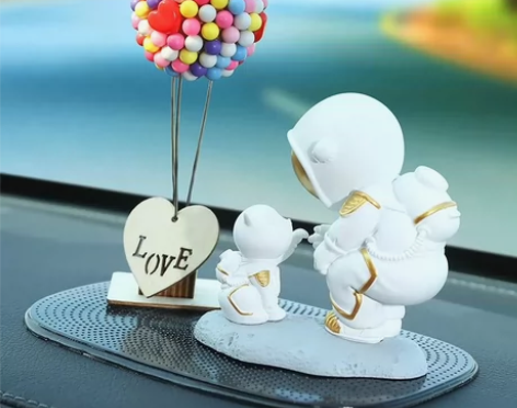 网红新款汽车摆件车载太空人卡通公仔装饰品车...