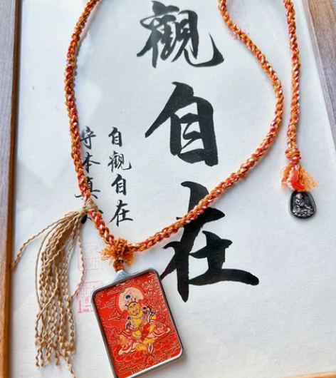 精品纯手绘唐卡，热贡卡。红唐款黄某某。侧挂...