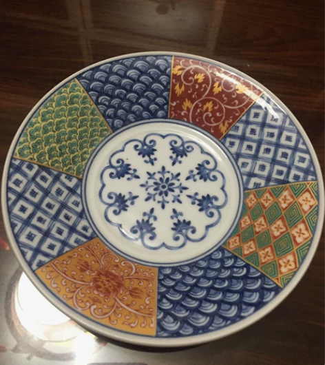 带有赤绘与青花的盘子，颜色丰富靓丽，可观赏...