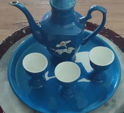 60～70年代霁蓝釉金奖酒具一套。一壶一盘...