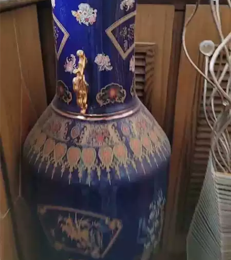 大花瓶，1.4米高，挺好的，没有磕碰等外伤...