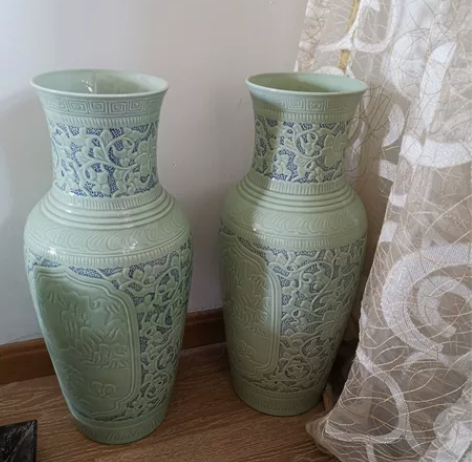 豆青雕花大花瓶一对 感兴趣的话点“我想要”...