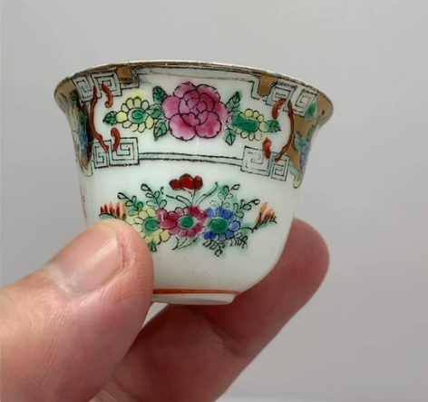 日本有田烧超薄胎手绘彩釉描金酒杯。 口径4...