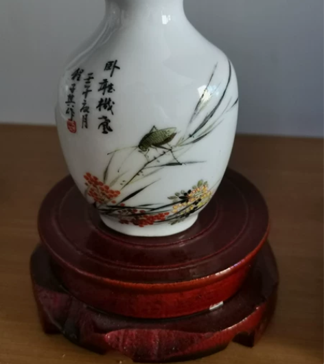 民国：新粉彩虫草鼻烟壶。 名家程子其作，汪...