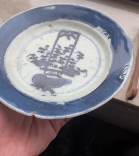 提篮青花盘 有磕 品相如图所见所得 看好下...