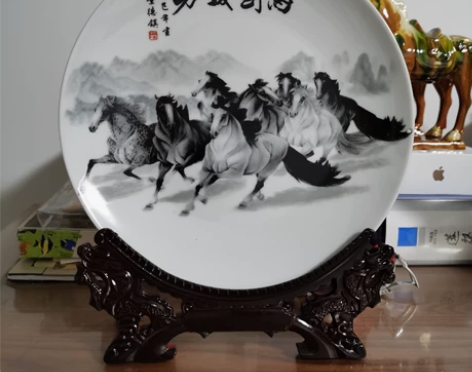 马到成功瓷盘摆件景德镇陶瓷摆件装饰盘 出几...