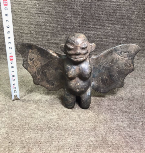 红山文化石质飞人神像。          ...