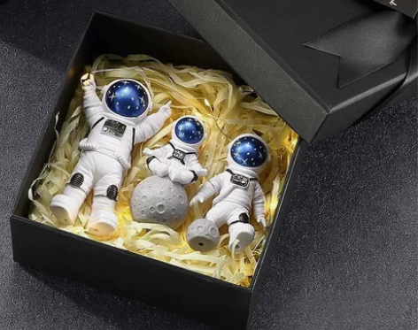 精品店铺倒闭，清一批宇航员模型摆件5.2元...