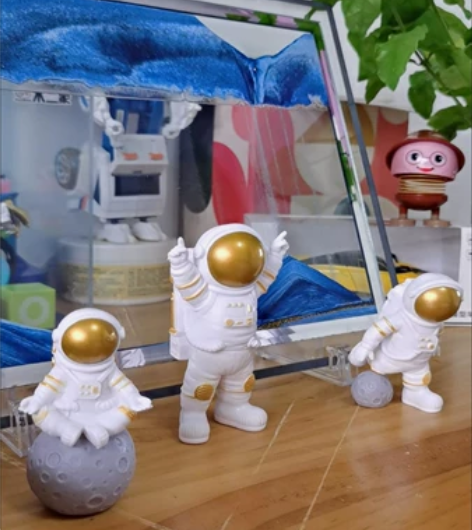 【18.9元3个亏本包邮带走】小宇航员摆件...