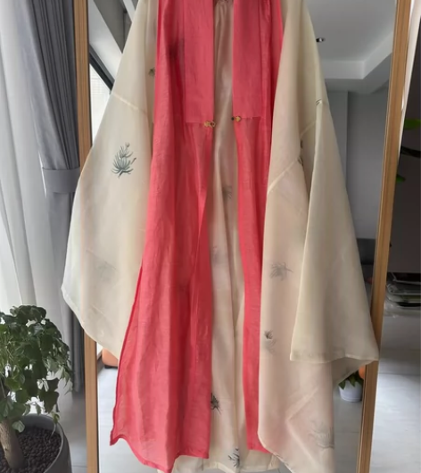 鹅黄手绘松枝长衫 立领斜襟长衫，数据如下。...