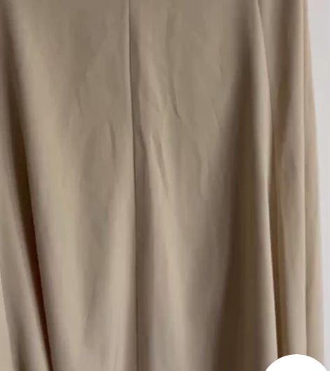 很漂亮的奶白色的重磅真丝的大摆裙！很仙的一...