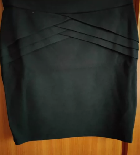 黑色一步裙 瘦子来，尺码很小。 中等厚度。...