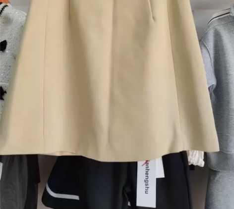 全新,西装一步裙,腰围62厘米,裙长39厘...