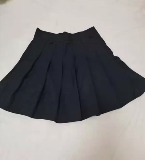 黑色百褶裙 感兴趣的话点“我想要”和我私聊...