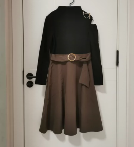 春秋连衣裙，收腰伞裙，仅试穿过，左边小漏肩...