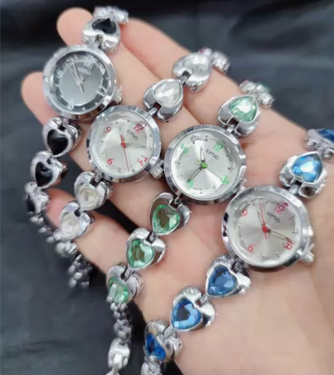 金米欧形带钻手链手表，走时精准，质量好。清...