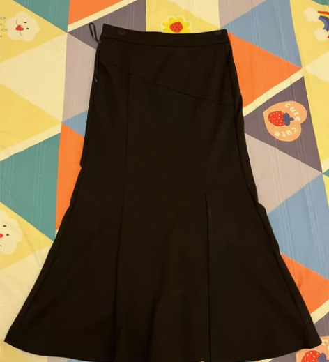 爱衣服实体店购入，几乎全新，鱼尾裙，有弹力...