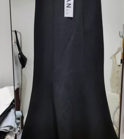 黑色高腰鱼尾裙，全新，带吊牌，S码，80到...