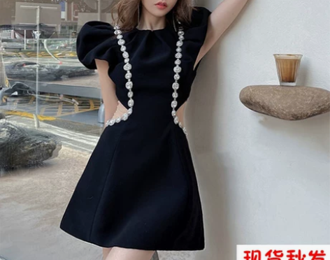 重工洋气水钻钉珠露腰黑色连衣裙女夏小香风收...