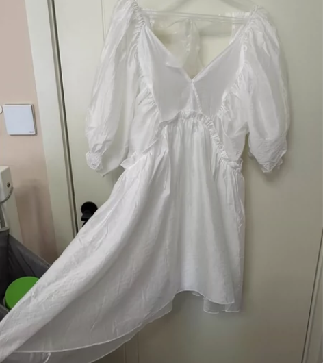 公主风露背绑带连衣裙，灯笼袖加蝙蝠袖的设计...