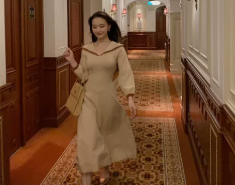 章蜜糖+又纯又欲显腰细+减龄学院风复古性感...