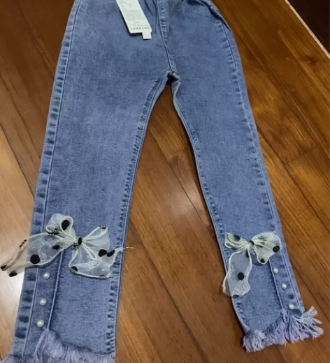 全新女童牛仔裤，下脚开衩，很百搭的一款裤子...