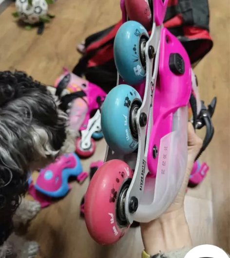 小朋友买回家一共滑了三次。。。几乎全新，2...